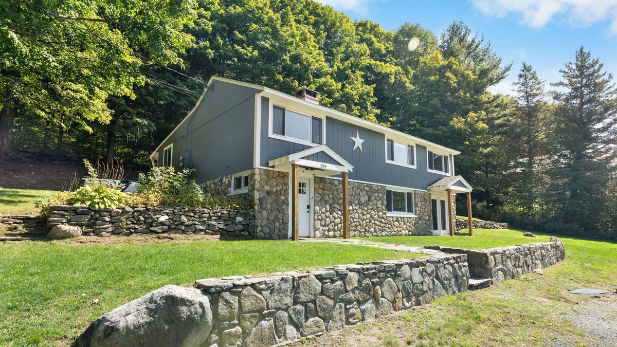 Wilmington House | Spacious Family Getaway 10min to Mt Snow w. Firepit, BBQ, King Bed