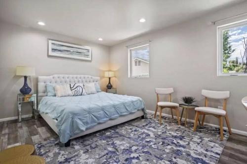 Valencia House | Spacious family Guesthouse private entry near six flags