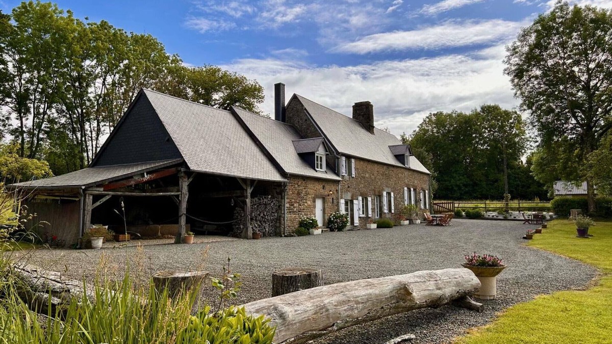 Bourguenolles Cottage | Spacious Family Home with Garden, Baby Equipment, and Game Room - Sleeps 12