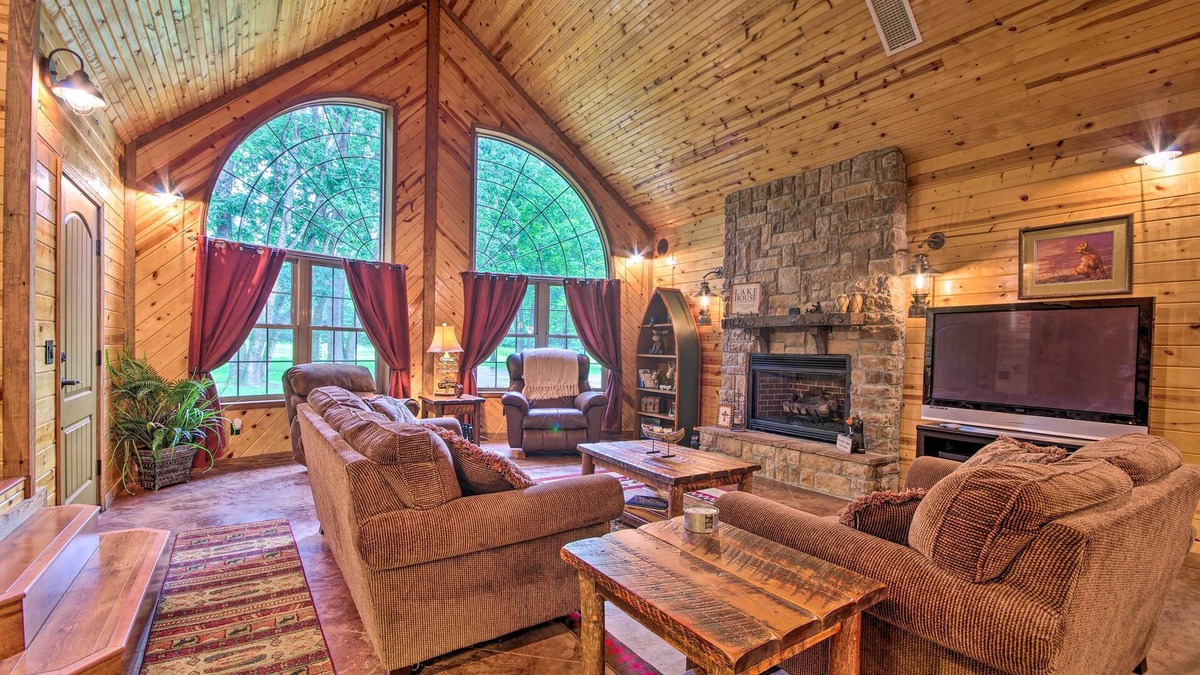 Mountain Home House | Spacious Family Home w/Fire Pit by Norfork Lake!