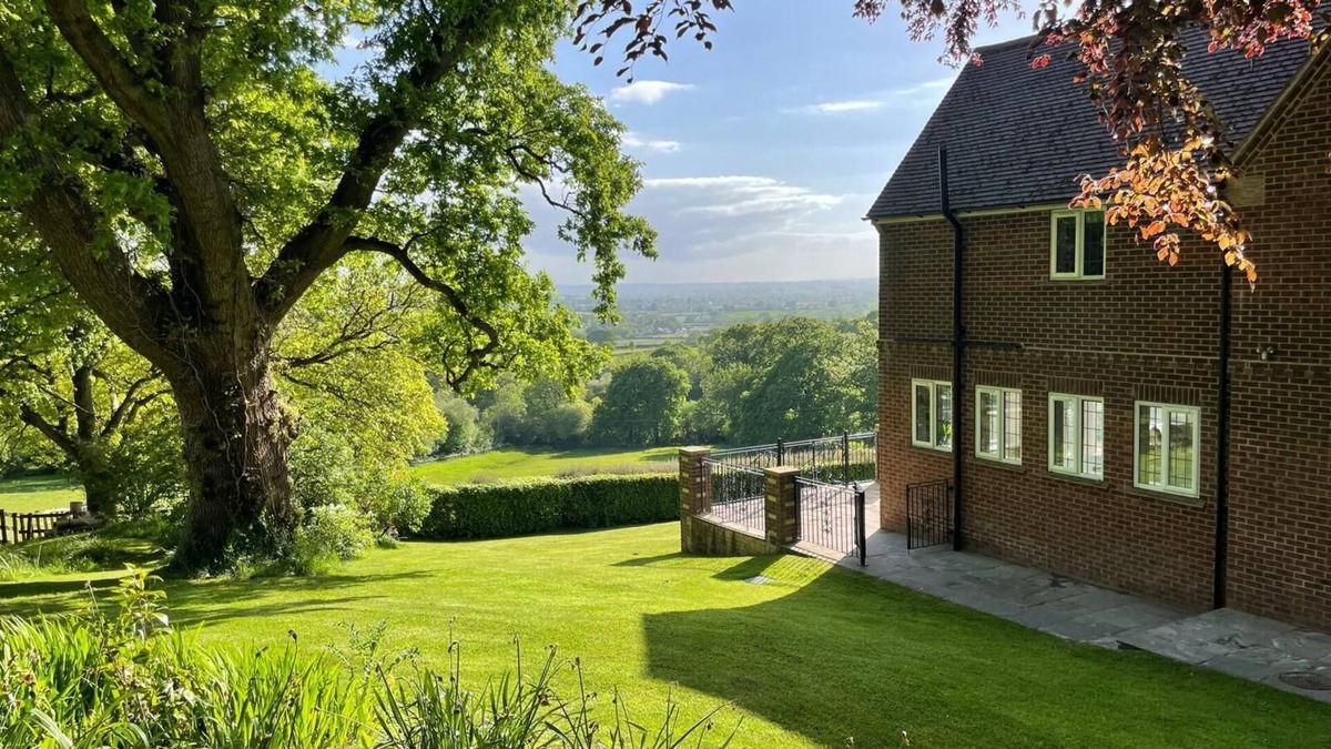 East Knoyle House | Spacious Family Home with stunning, expansive view