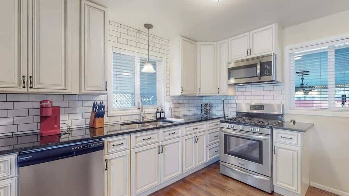 Twin Lakes House | Spacious Family Home, King Beds Large Yard and Fun