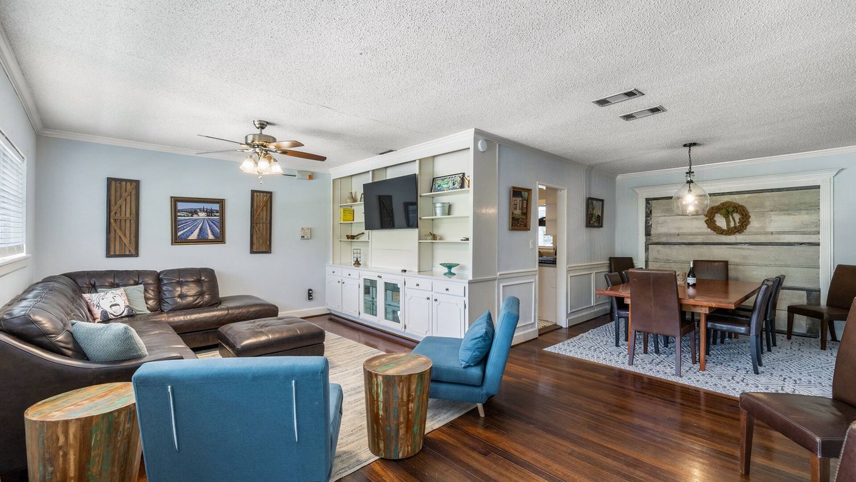 Mobile House | Spacious Family Home—Midtown Mobile; Huge Backyard; Pet friendly
