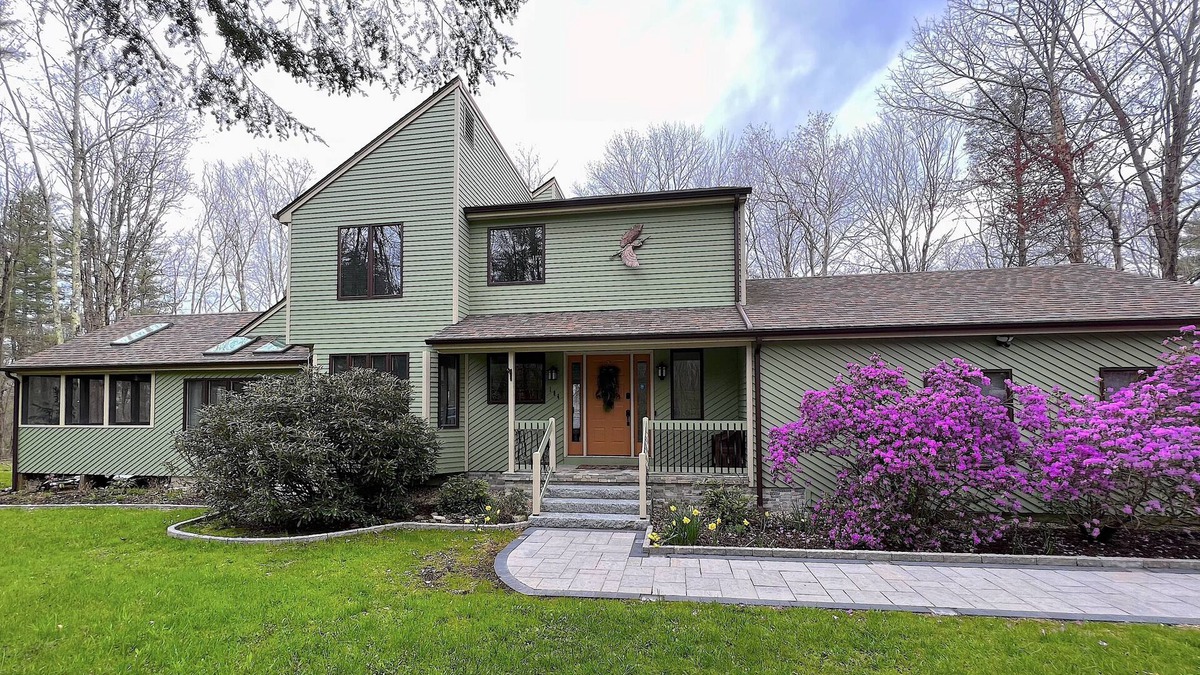 Goshen House | Spacious family home with open floor plan.close to lake and clubhouse!