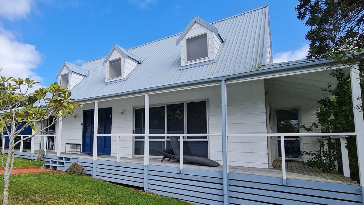 Orewa House | Spacious Family Home with deck & garden. Short walk to the beach.