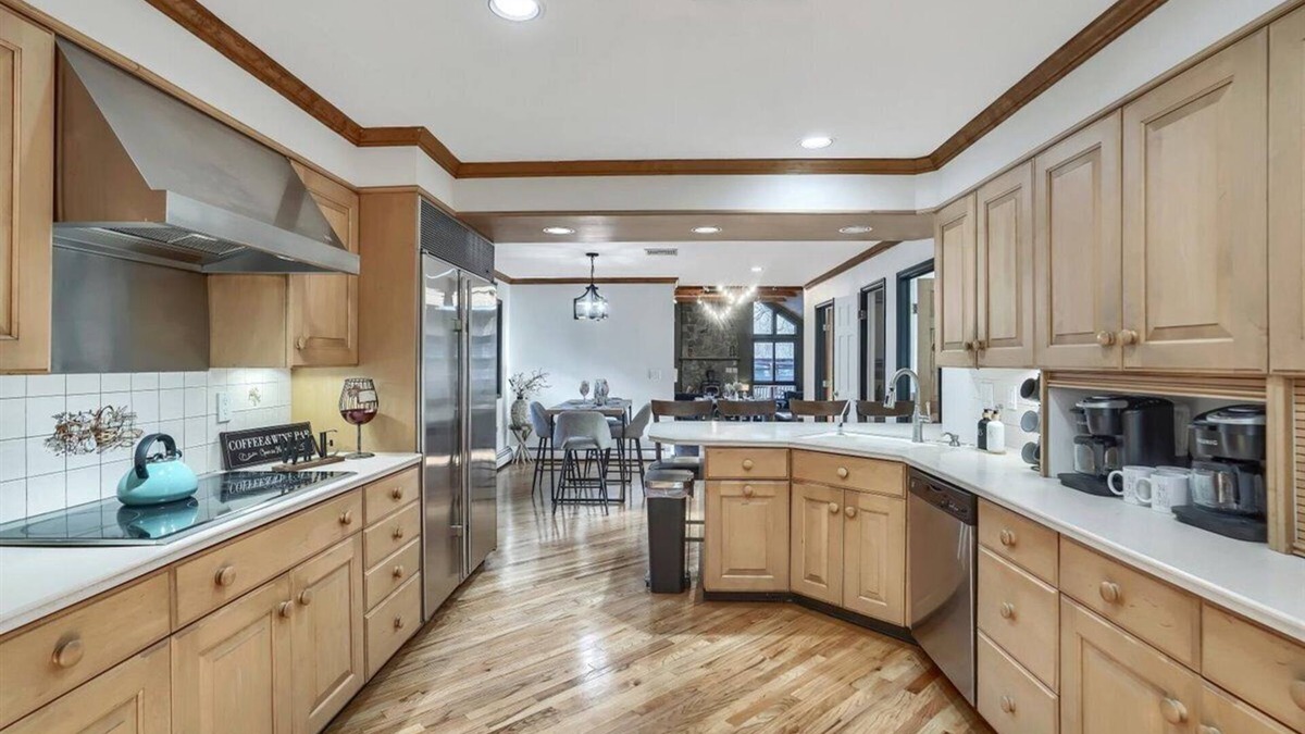 South Blooming Grove House | Spacious Family Oasis ~ Heated Pool ~ Hot Tub~ Backyard