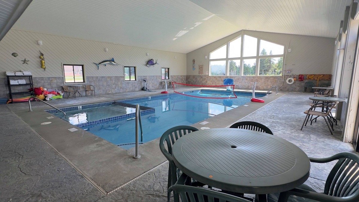 Alger Cabin | Spacious Family Ready 2BR Riverside Retreat | with Indoor Pool & Waterside Deck