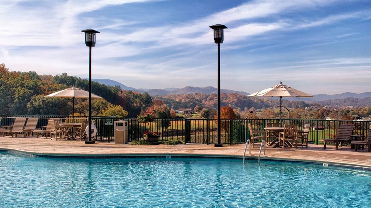 Sevierville Resort | Spacious Family Resort close to Titanic Museum and Dollywood with 4 Saltwater pools