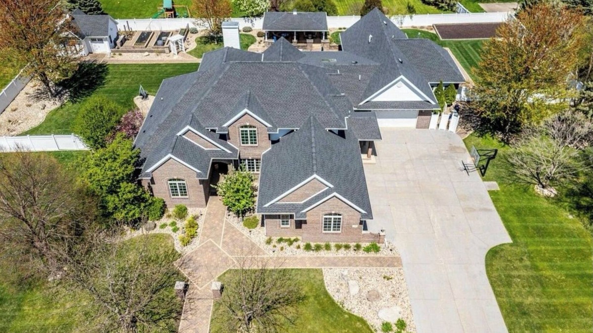Waterloo House | Spacious Family Retreat in Waterloo with Pool & Theater
