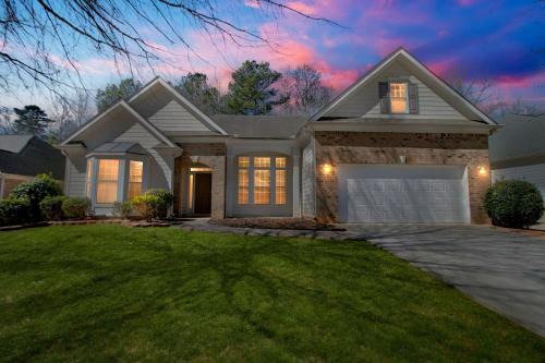 Cliftondale House | Spacious Family Retreat in Atlanta - Sleeps 10