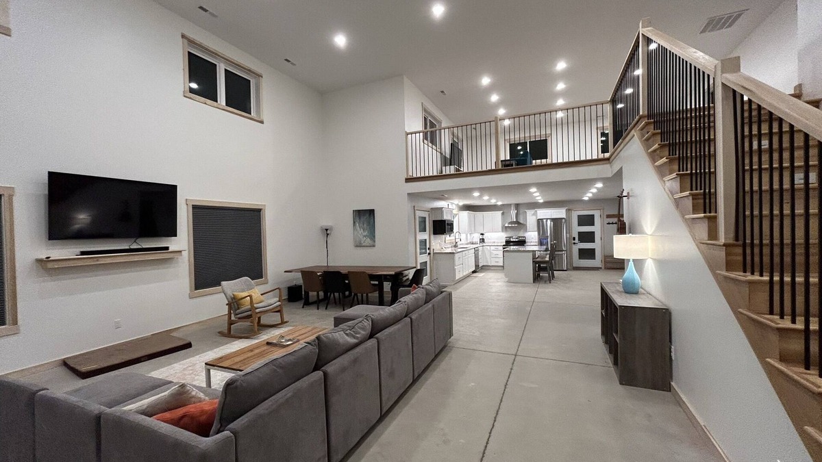 Corbin House | Spacious Family Retreat on Laurel Lake. 5mins from Grove Marina.
