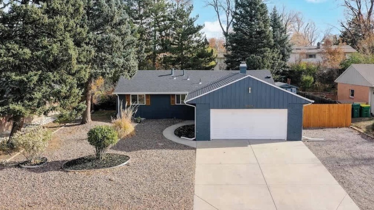 Southeast House | Spacious Family Retreat in Denver