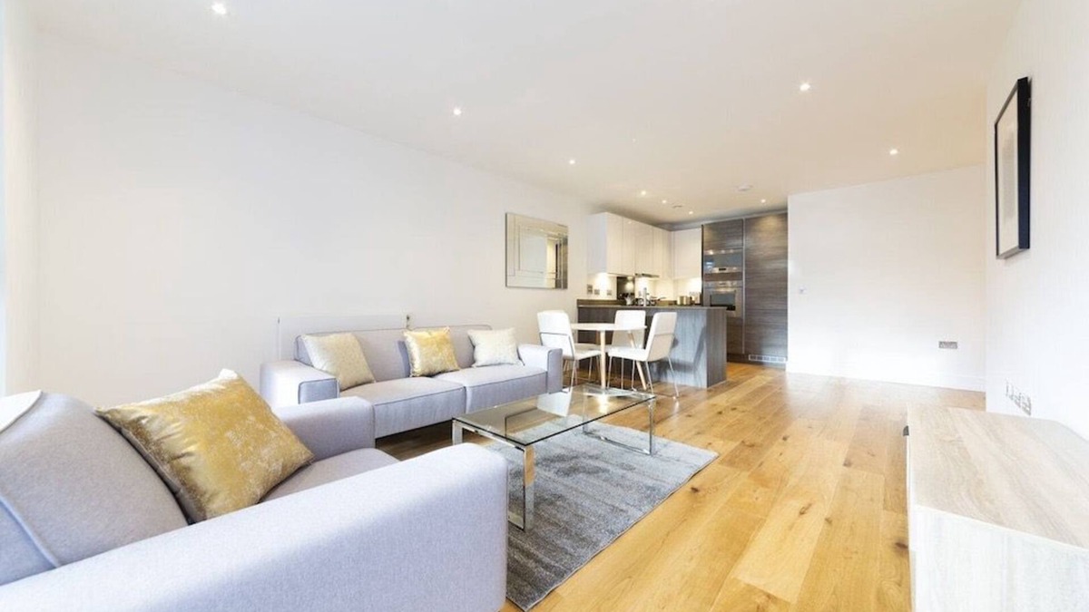 Island Gardens Apartment | Spacious family sized stylish apartment- with large balcony