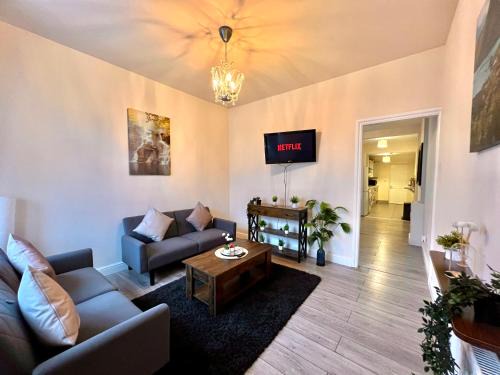 Coventry Apartment | Spacious Family Stay, Cosy & Modern, 2 Bedroom, WiFi, Parking, Garden