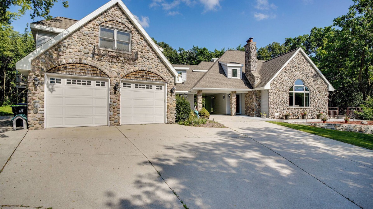 Chilton Villa | Spacious Family Villa w/Decks in Chilton!