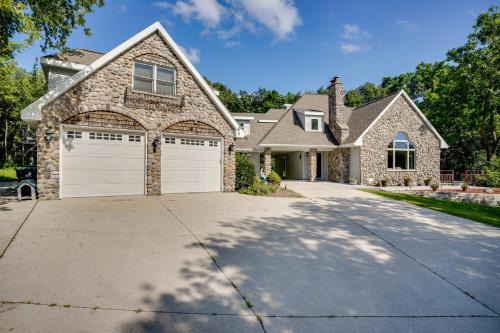 Chilton Villa | Spacious Family Villa with Decks in Chilton!