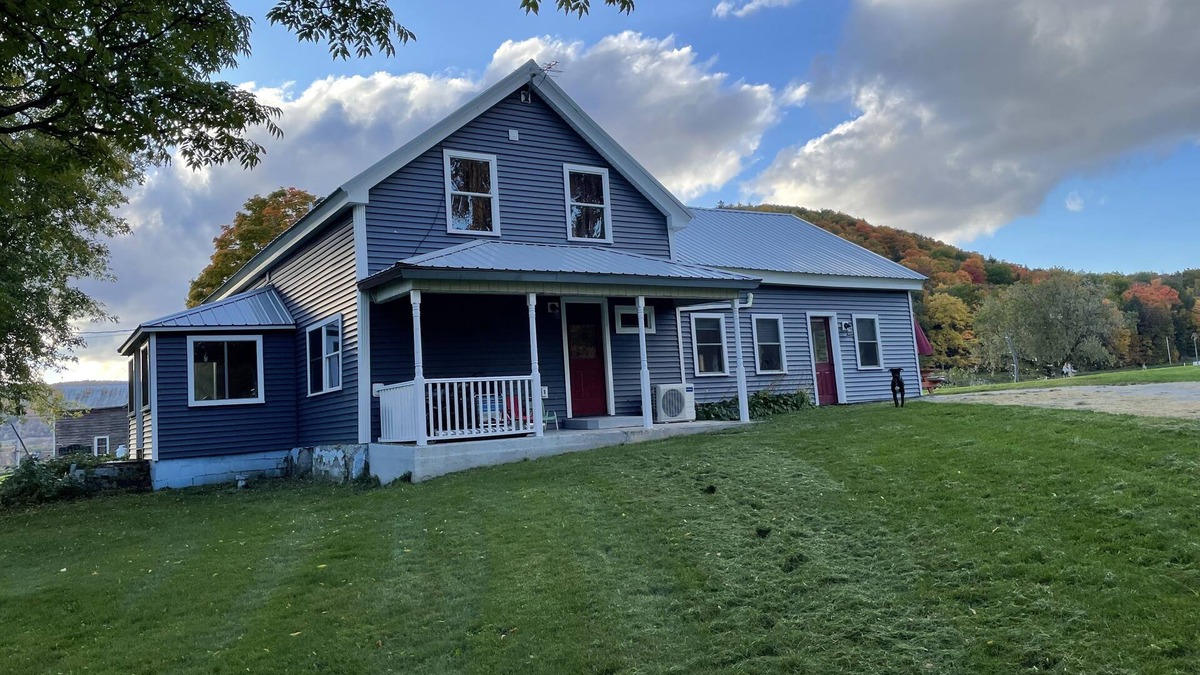 Dorloo Other | Spacious farmhouse on 3+ acres. Pet and family friendly!