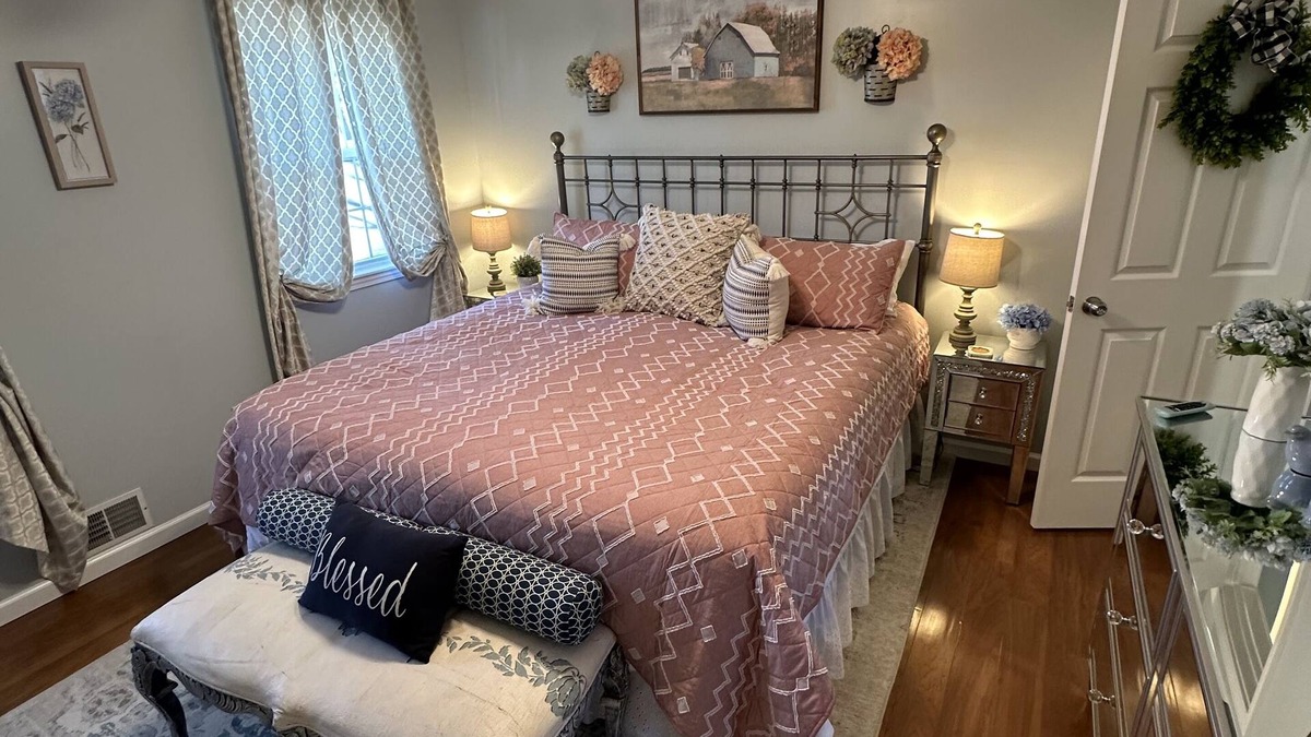 Auburn Hills House | Spacious Farmhouse with Breakfast- Ella’s Place