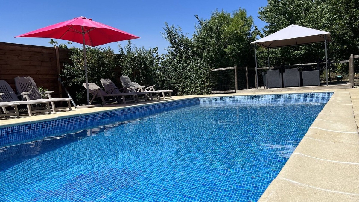 Chaunay House | Spacious farmhouse with private pool and large garden