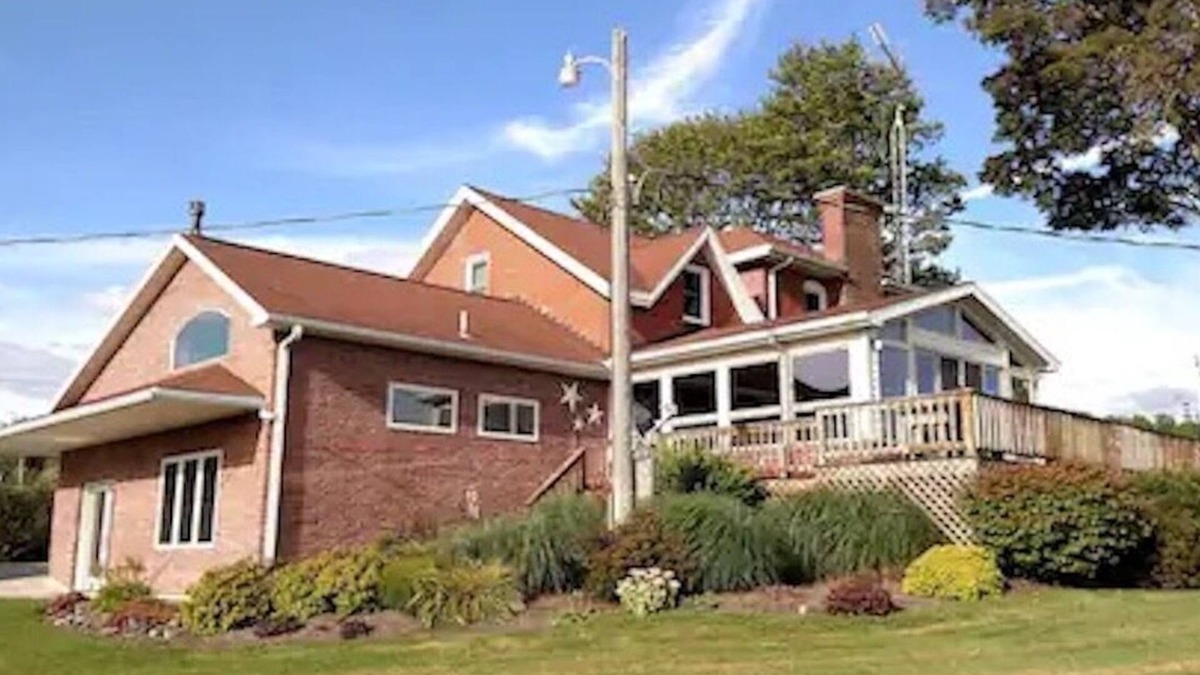 Niobe Other | Spacious farmhouse with a hottub!