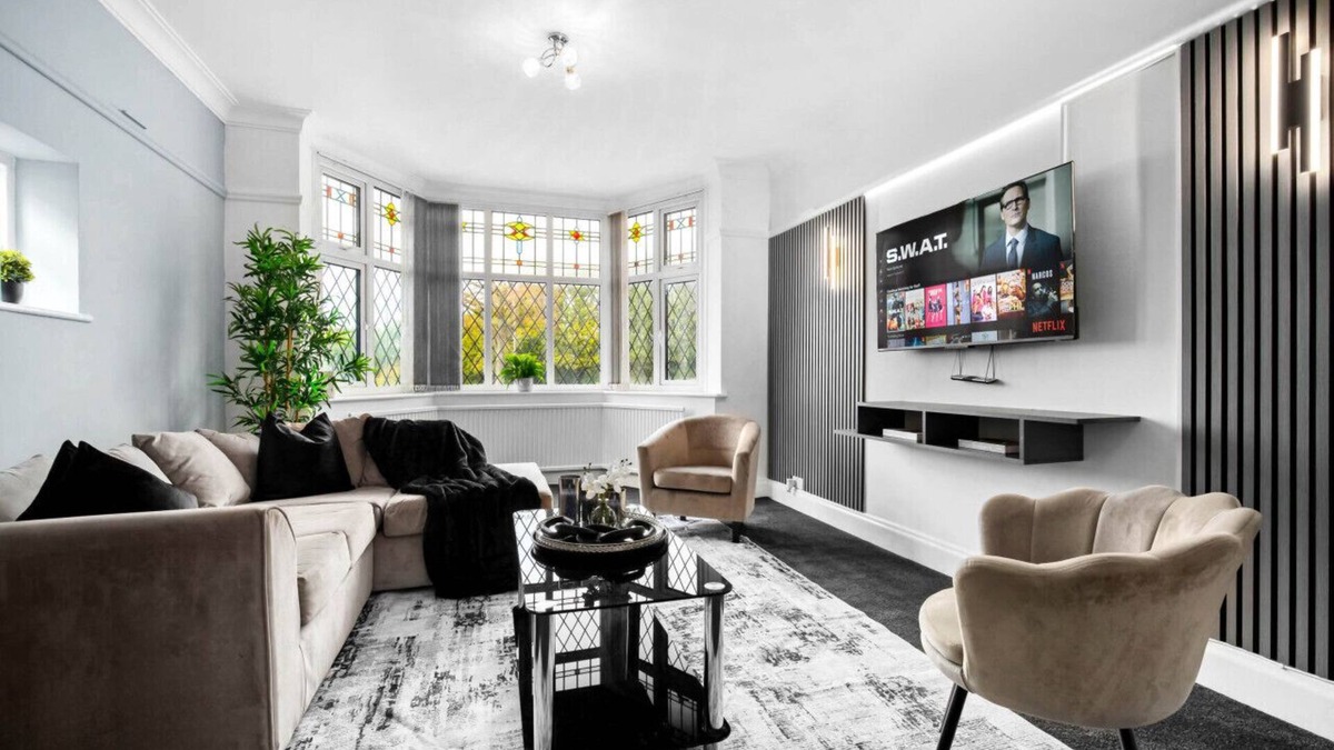 Stonnall House | Spacious Five Bed House Near Airport - Parking - Garden