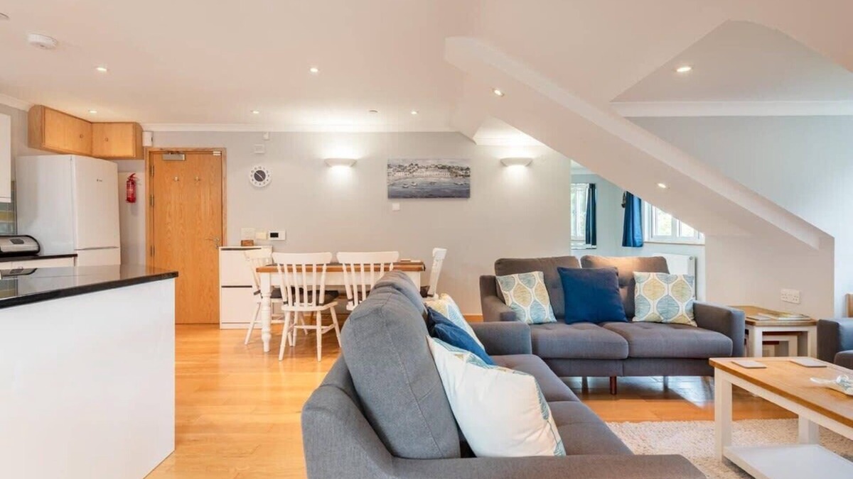 Carlyon Bay Apartment | Spacious Flat A Few Mins Walk to Carlyon Bay Beach