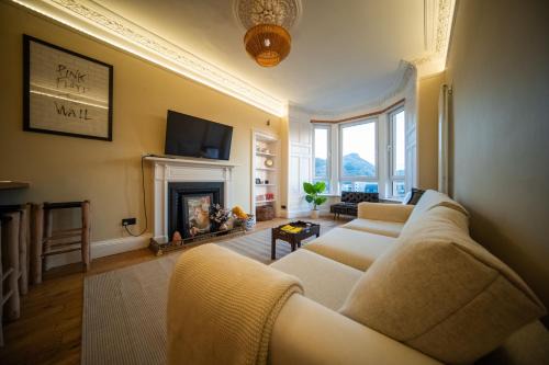 Gifford Apartment | spacious flat, close to the city centre with scenic views