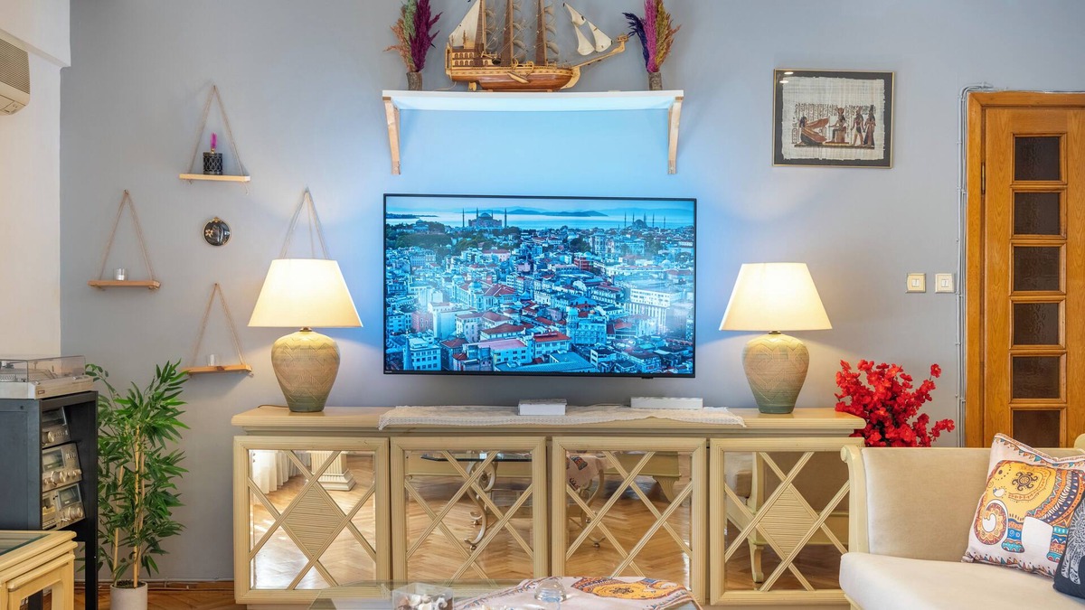 Kadikoy Apartment | Spacious Flat in a Central, Lively Neighborhood