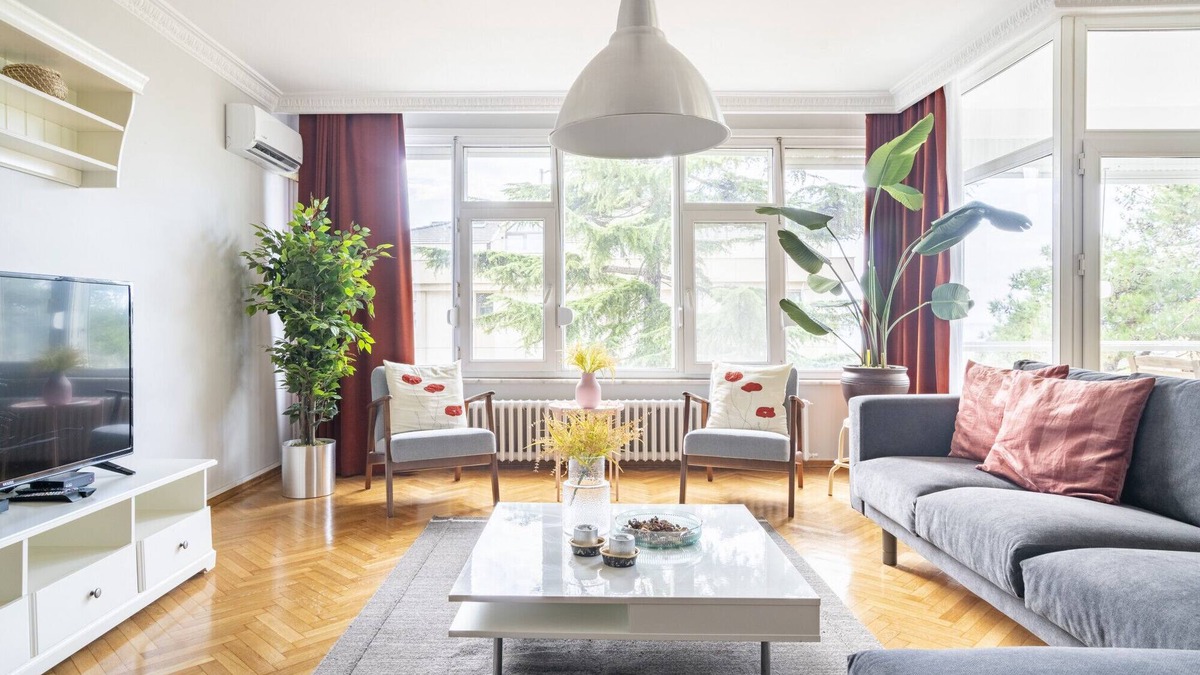 Caddebostan Mahallesi Apartment | Spacious Flat near Caddebostan Coast in Kadikoy
