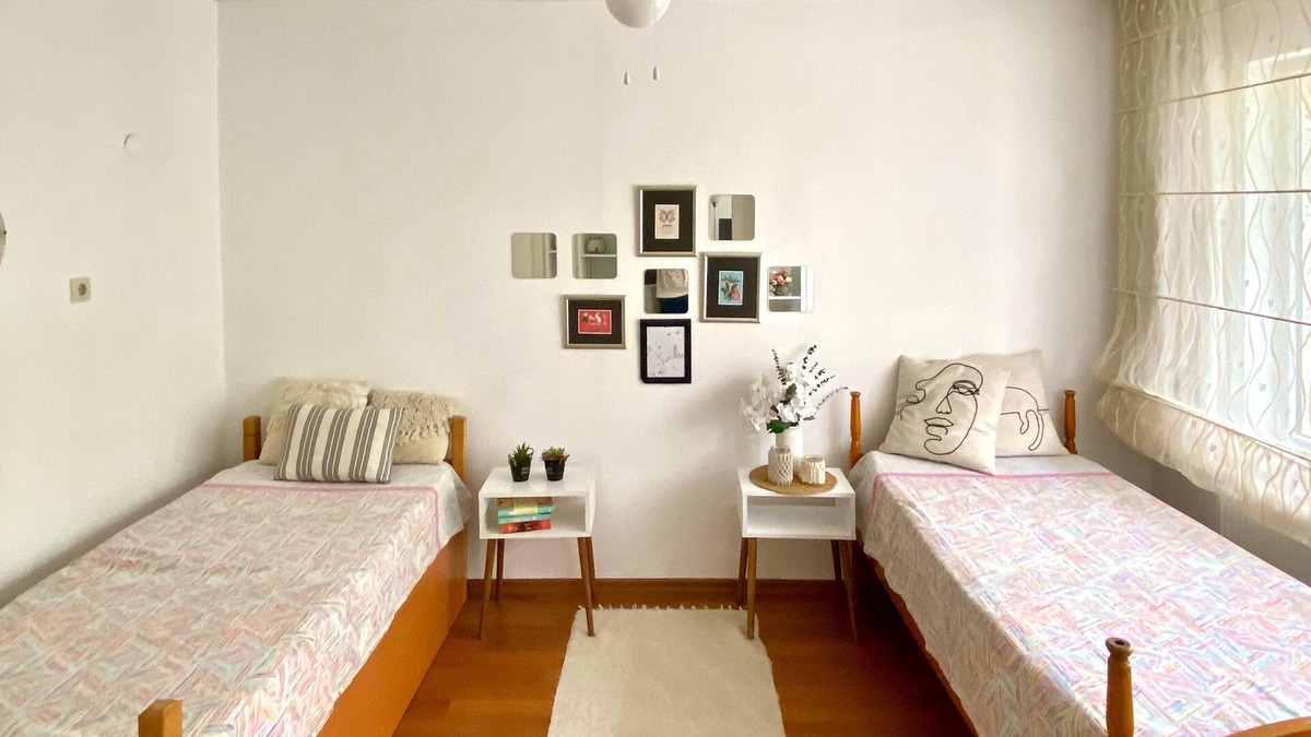 Merkezefendi Apartment | Spacious Flat-NO Air Condition BUT Ceiling Fans n-4 Rooms- Central Heating 125M2