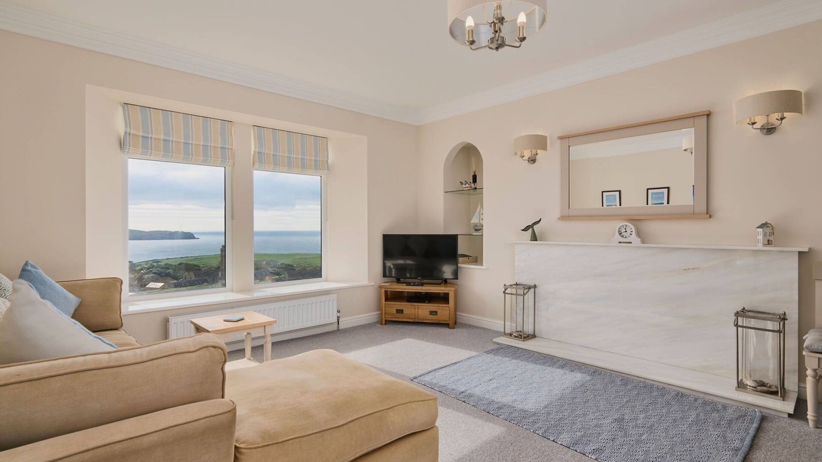 Thurlestone Apartment | Spacious flat: stunning views, close to beaches and pub - family & dog friendly