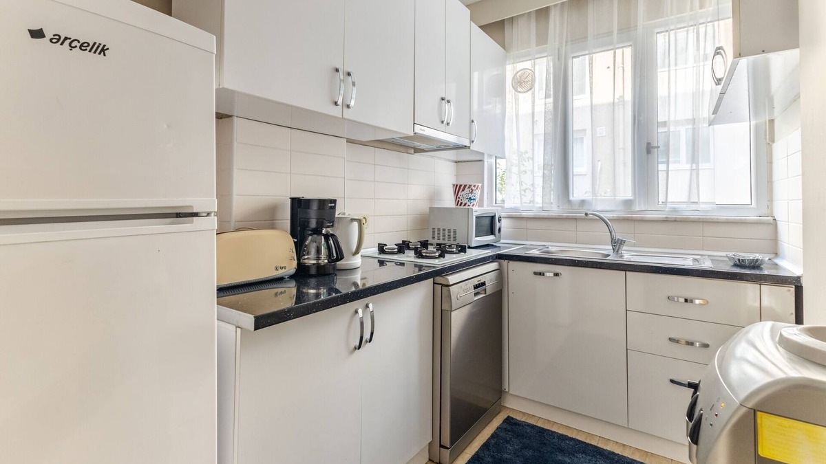 Caddebostan Mahallesi Apartment | Spacious Flat w Balcony 3 min to Bagdat Ave