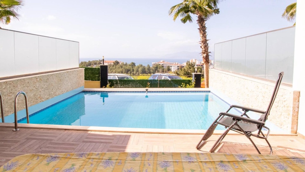 Kusadasi City Centre Apartment | Spacious Flat with Pool in Kusadasi