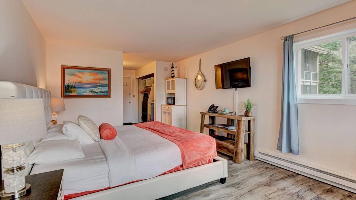 Otter Rock Apartment | Spacious Forest-View Suite with Balcony