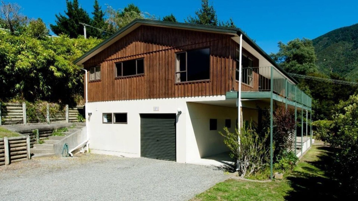 Picton House | SPACIOUS FOUR BEDROOM HOUSE OVERLOOKING PICTON.