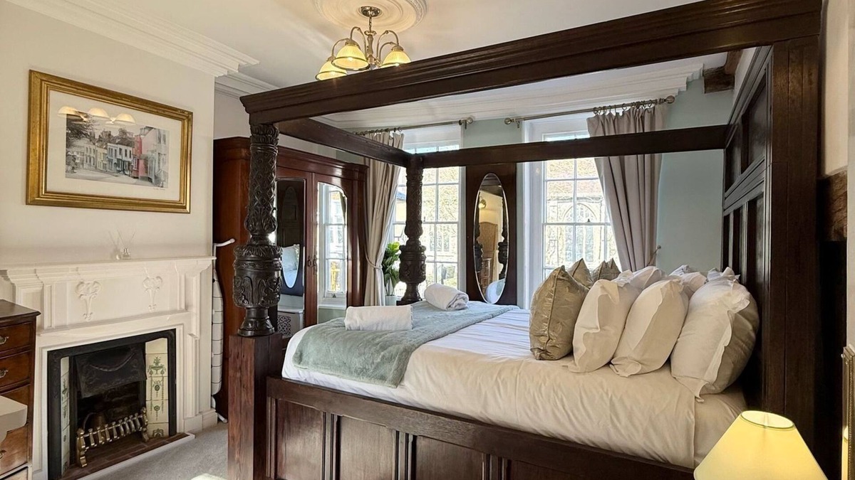 Heybridge Apartment | Spacious Four Poster Suite - The Henry Suite