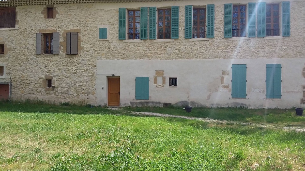 Peyrolles-en-Provence Apartment | Spacious renovated apartment in agricultural building