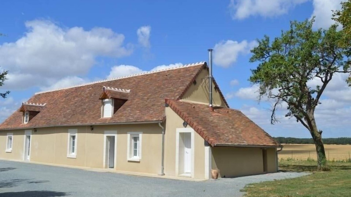 Saint-Pierre-de-Lamps Cottage | Spacious Country House for 12 with Large Garden near Levroux and Beauval Zoo