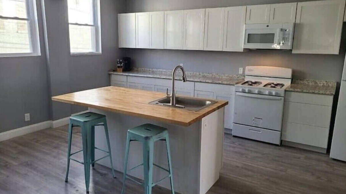 Carbondale Apartment | Spacious Free Wi-Fi Quiet TVsn