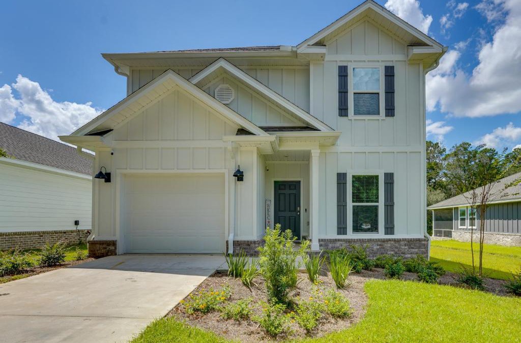 Freeport House | Spacious Freeport Home with Deck and 2 Living Areas!