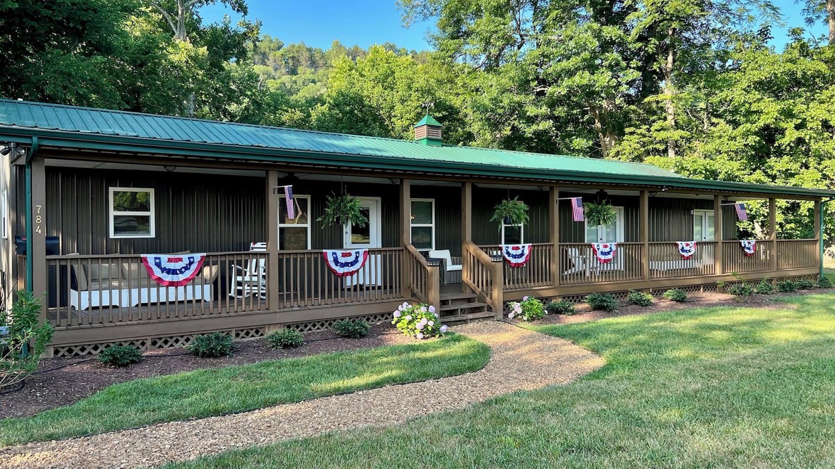 Bakerton Cabin | Spacious fully equipted 5-bedroom Riverfront Cabin on the Cumberland River.