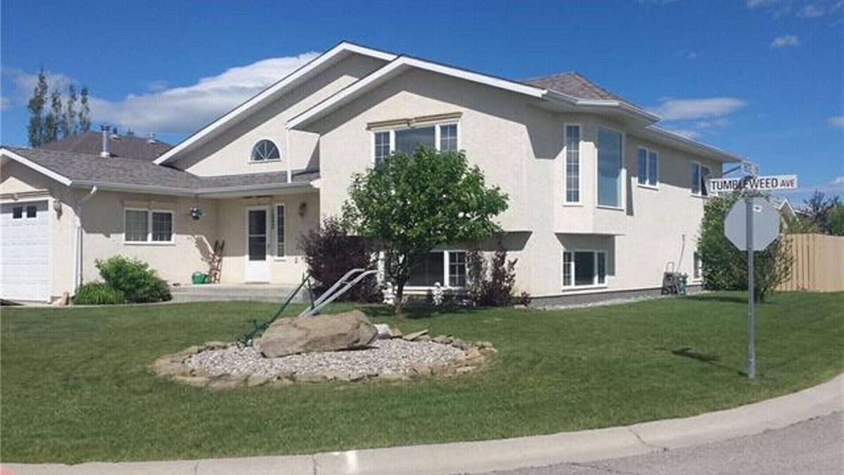 Pincher Creek House | Spacious fully furnished home in Pincher Creek - up to 14 people comfortably!
