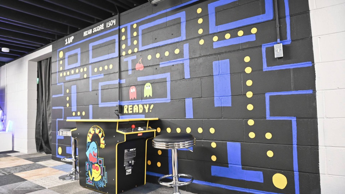 Urbandale House | Spacious & Fun Arcade House, Sleeps 14, Central Location, Fenced Backyard