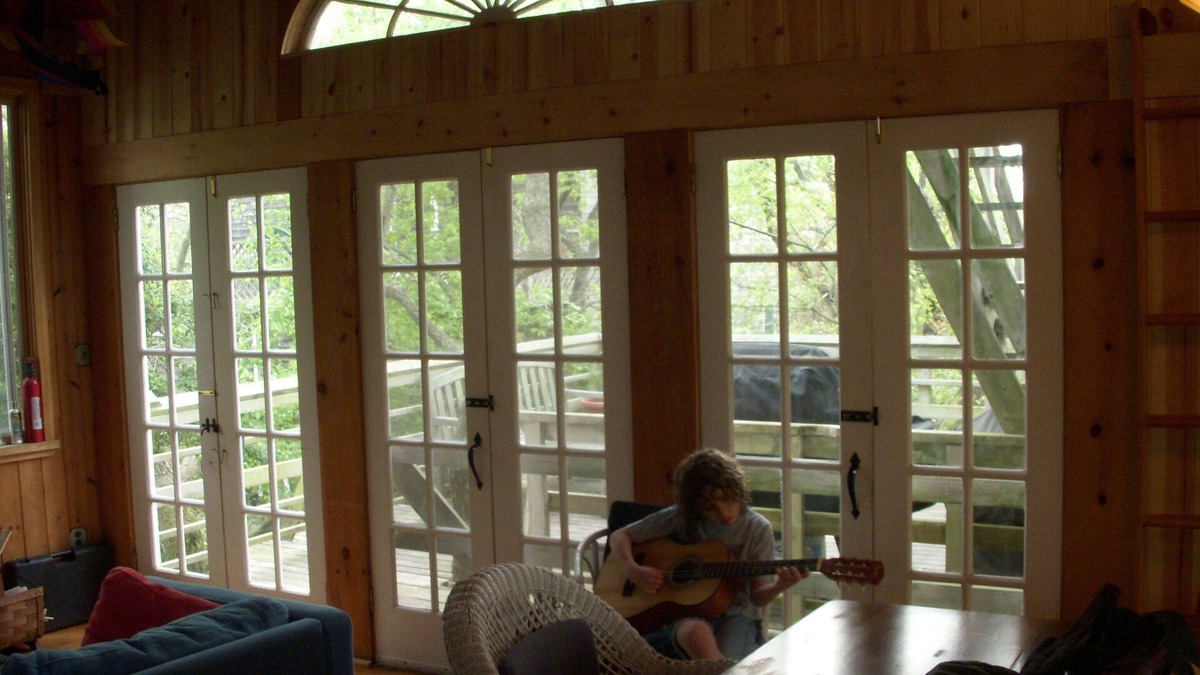 Davis Park House | Spacious Fun House Available August 2026