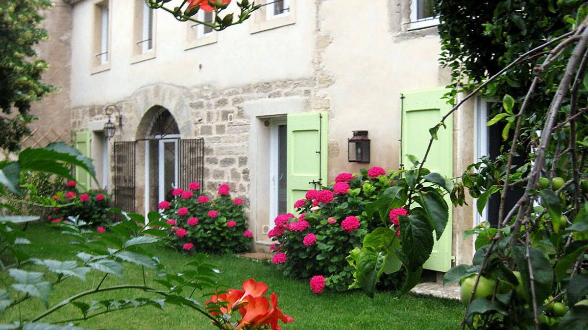 Pezenas House | Spacious garden center of Pezenas