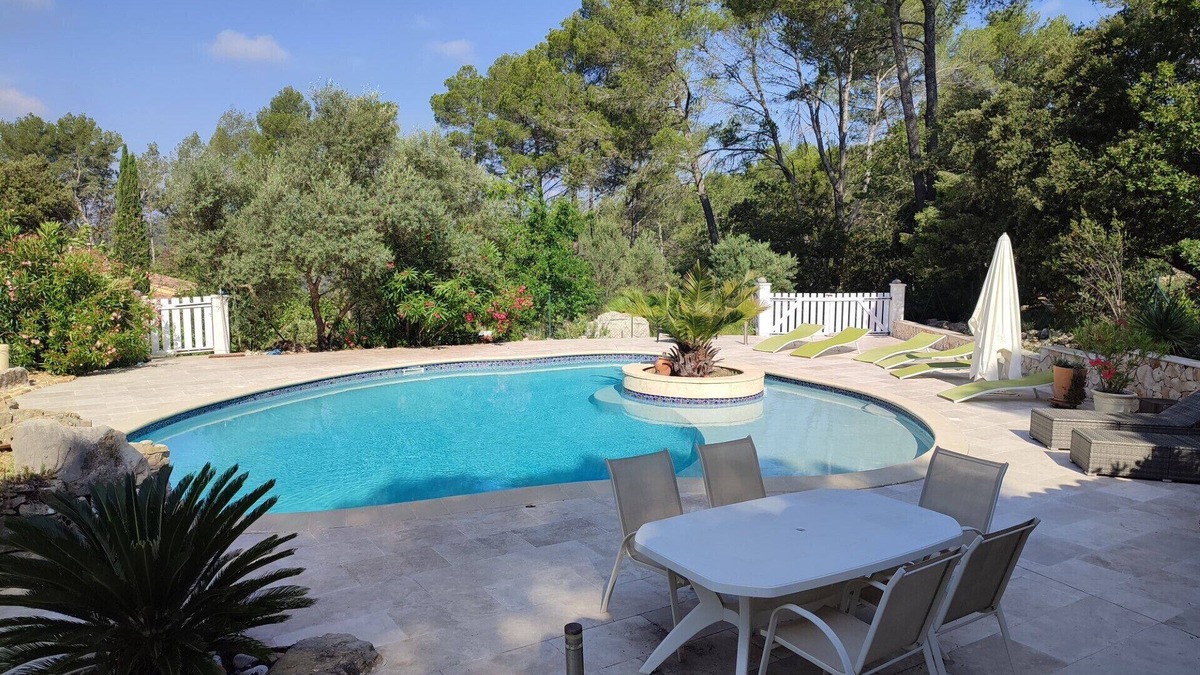 Entrecasteaux Villa | Spacious garden level in a quiet area close to tourist activitiesn