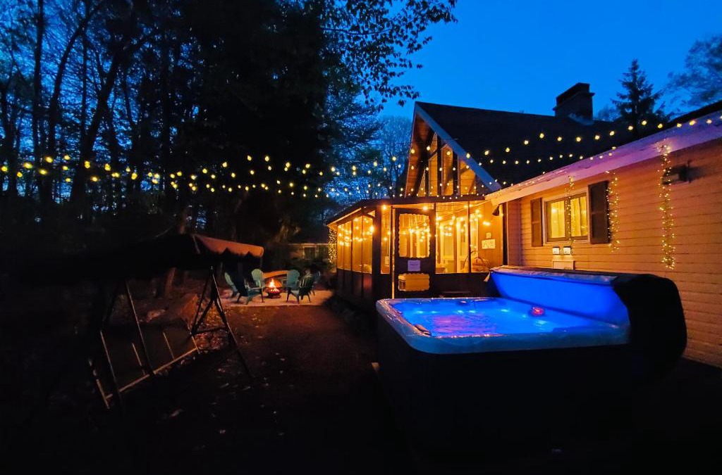 Tobyhanna Ski Chalet | Spacious Gateway, 15 min to Camelback Ski, Hot tub, Game room