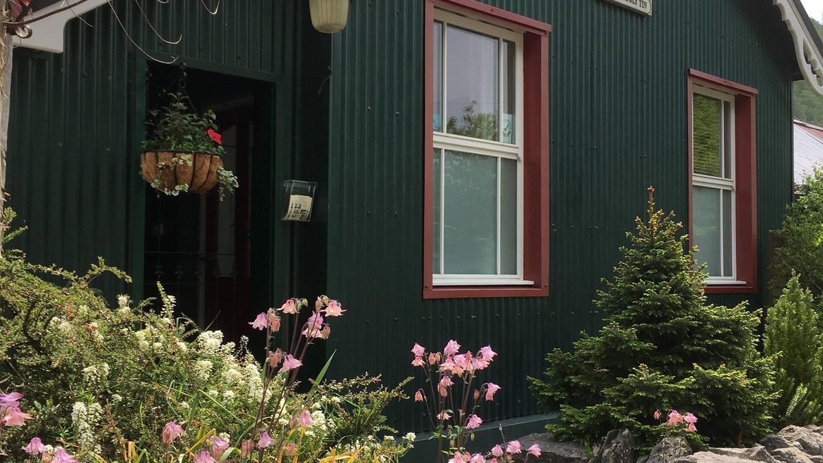 Millers Dale House | Spacious Holiday Home with Private Garden and Log Burning Stove in Peak District