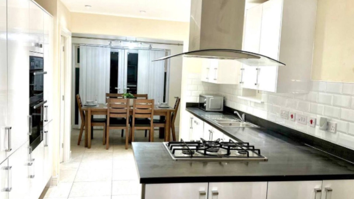 Earls Barton House | Spacious 4-Bedroom Home in Northampton w/Garden, and Parking