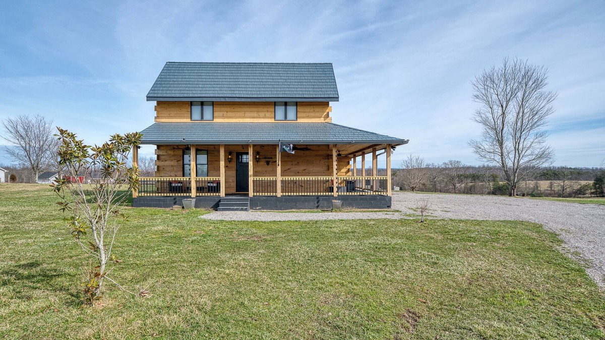 Crossville Cabin | Spacious Get Away: Mt. View 2-bedroom cabin ONLY 12min from Town